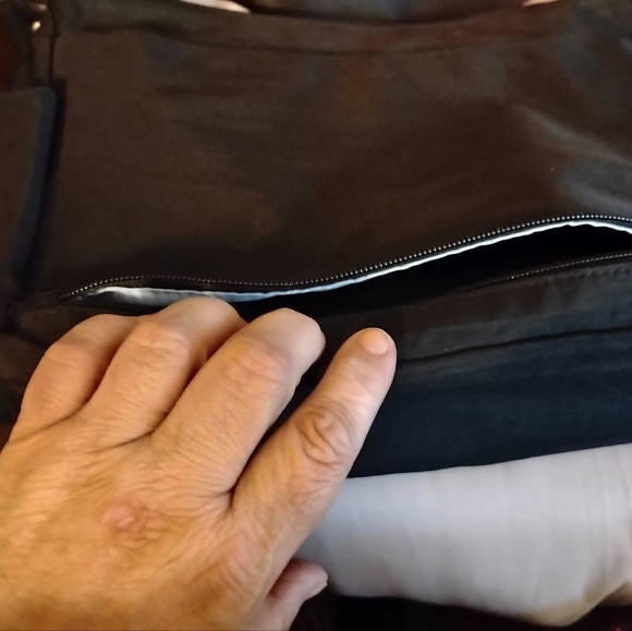 Baggallini crossbody bag in black and beautiful blue.. - Picture 5 of 9